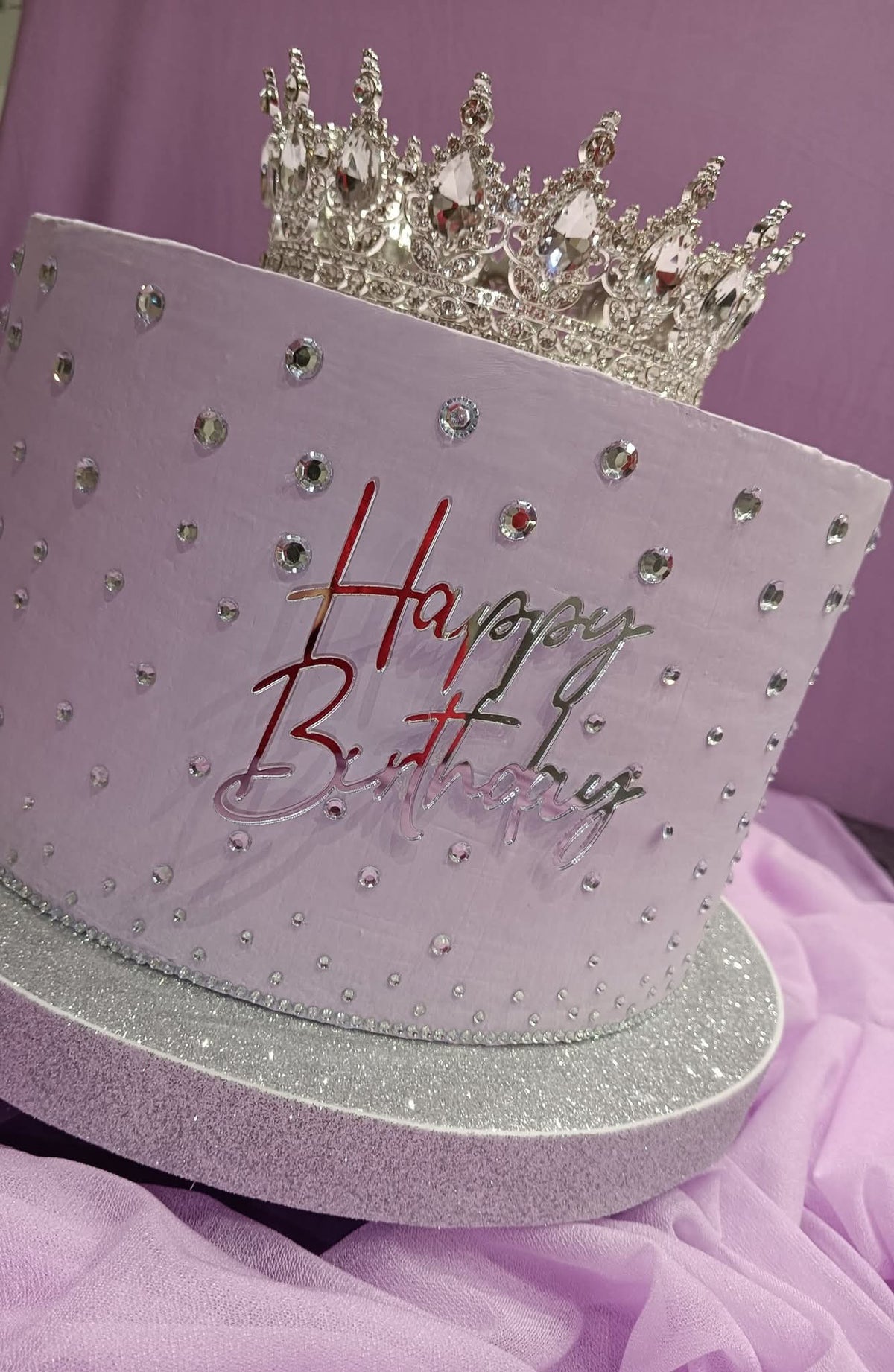 Torta scenografica con diamanti e coroncina✨