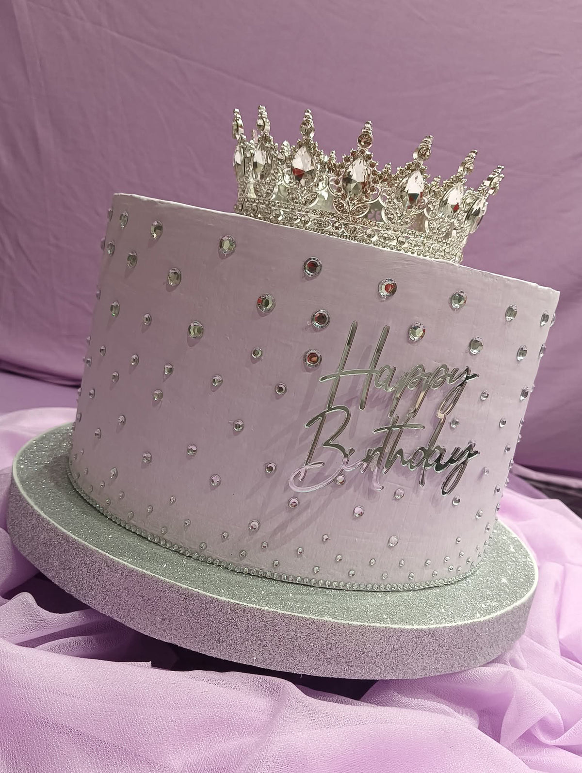 Torta scenografica con diamanti e coroncina✨